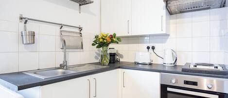 Refrigerador, utensilios de cocina y artículos de limpieza ecológicos