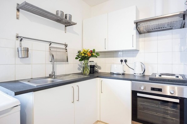 Kühlschrank, Kochgeschirr/Geschirr/Besteck