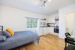 Iron/ironing board, WiFi, bed sheets