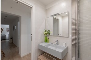 تجهيزات دش، مجففات شعر، مراحيض شطف