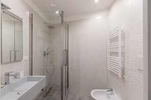 Een douche, een haardroger, een bidet, handdoeken