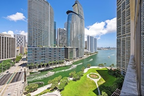 A high-rise urban area with modern architecture, a river, and a park with a circular path. - Icon Brickell Miami Condos (Miami)