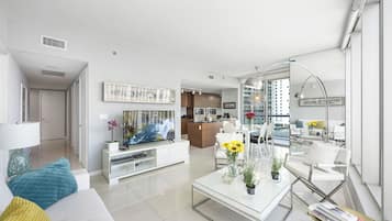 Departamento exclusivo, 2 habitaciones, para no fumadores | Área de sala de estar | Televisión de pantalla plana