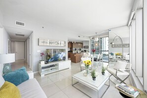 Exclusive-Apartment, 2 Schlafzimmer, Nichtraucher | Wohnbereich | Flachbildfernseher
