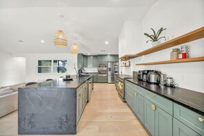 冷蔵庫、電子レンジ、オーブン、コンロ