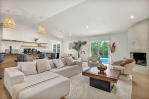 暖炉、DVD プレーヤー、書庫