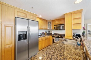 Apartamento família, para não fumantes | Cozinha privada | Geladeira, micro-ondas, fogão, cooktop