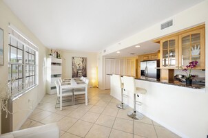 Family Apartment, Non Smoking | In-room dining