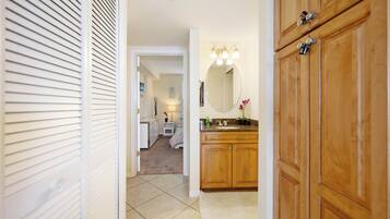 Family Apartment, Non Smoking | Bathroom