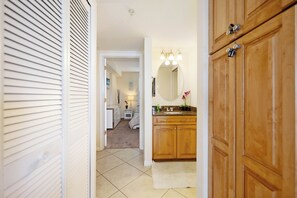 Family Apartment, Non Smoking | Bathroom