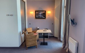 Quarto superior | Frigobar, cofres nos quartos, individualmente decorados, escrivaninha