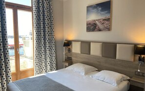 Quarto standard | Frigobar, cofres nos quartos, individualmente decorados, escrivaninha