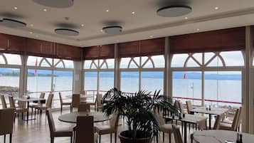 Déjeuner et dîner servis sur place