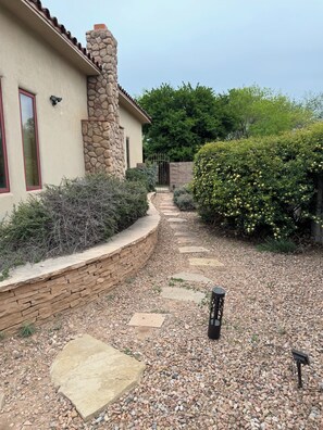 Property grounds - BOSQUE OASIS 2.5 Miles from Balloon Fiesta Park (Corrales)