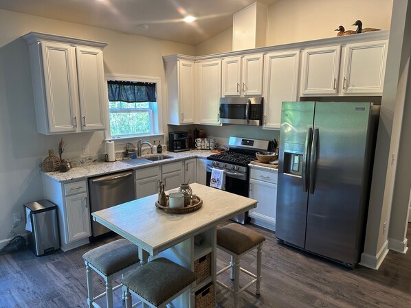 Fridge, microwave, oven, stovetop - La Paglia Orba, Broad Creek Retreat near Oriental NC (Oriental)