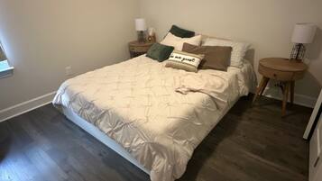 3 habitaciones, tabla de planchar con plancha y cuna de viaje