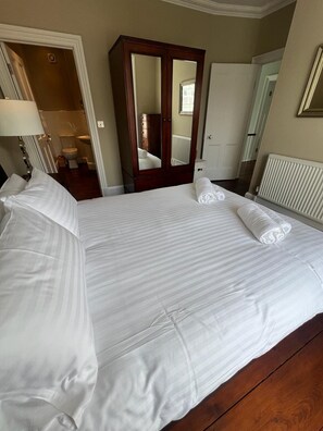 4 dormitorios, tabla de planchar con plancha, wifi gratis y ropa de cama