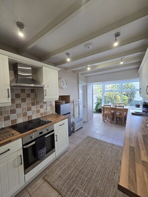 Kylskåp, mikrovågsugn, ugn och diskmaskin