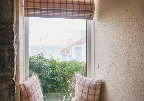 Charming semi-detached cottage in New Quay. Sea views from the windows. Family-friendly location