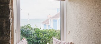 Charming semi-detached cottage in New Quay. Sea views from the windows. Family-friendly location