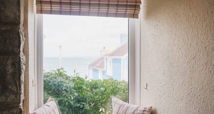 Charming semi-detached cottage in New Quay. Sea views from the windows. Family-friendly location