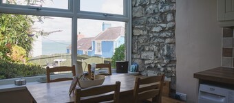 Charming semi-detached cottage in New Quay. Sea views from the windows. Family-friendly location