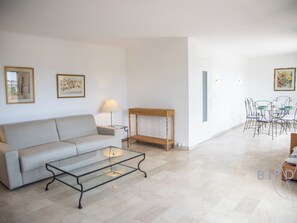 TV - Superb apartment with unobstructed view of the Antibes rooftops (Antibes)