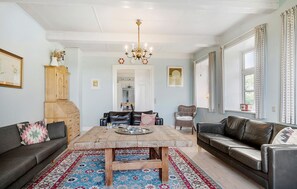 TV, DVD player, foosball, table tennis - Gorgeous home in Bredebro with WiFi (Bredebro)
