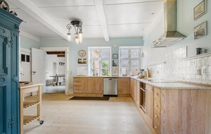 Kjøleskap, kokeplater, oppvaskmaskin og kaffetrakter/tekoker