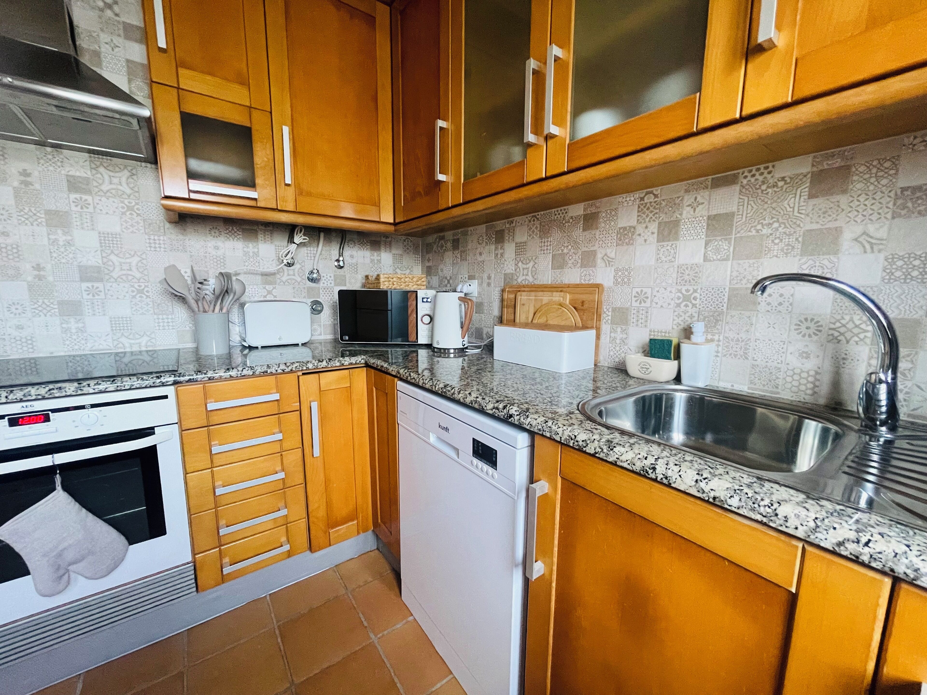 Een oven, een vaatwasser