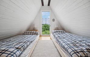 1 bedroom, travel cot