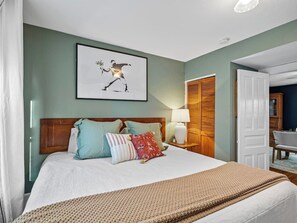 3 makuuhuonetta, työpöytä, silitysrauta/-lauta, vauvan matkasänky