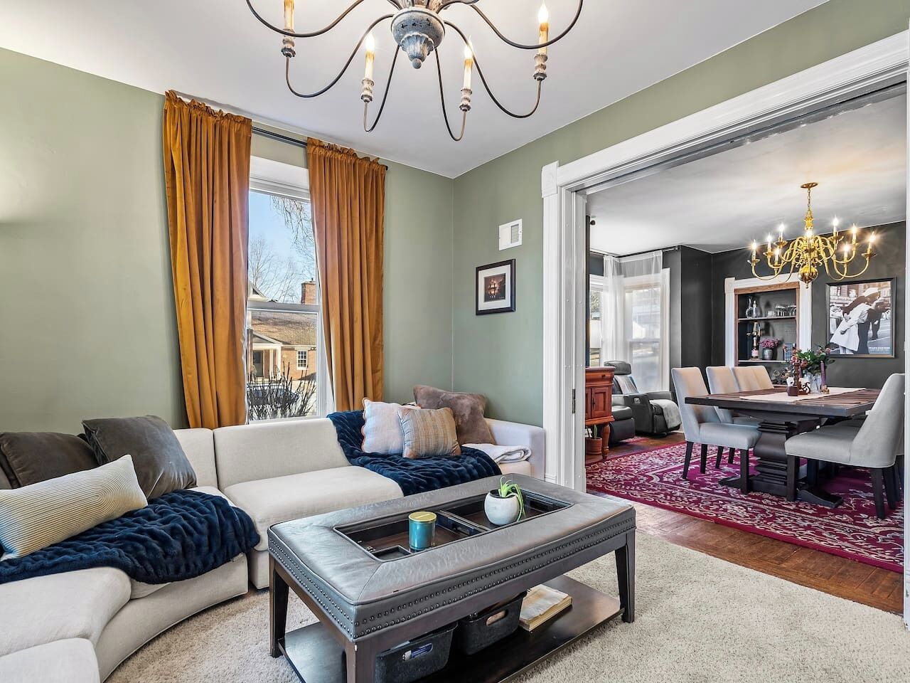 Smart-TV, peis, bøker og PC-skjermer