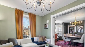 Un salon comprenant un canapé, une table basse et un coin repas avec des chaises et une table.