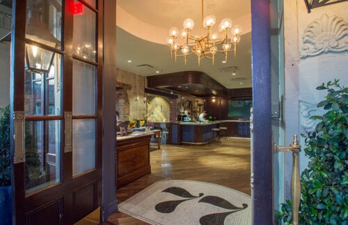 Incredible Location, Steps from French Quarter