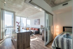 디럭스 콘도 | 거실 공간 | 디지털 채널 시청이 가능한 50인치 스마트 TV, 넷플릭스, 스트리밍 서비스