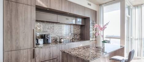 디럭스 콘도 | 전용 주방 | 대용량 냉장고, 전자레인지, 쿡탑, 청소용품