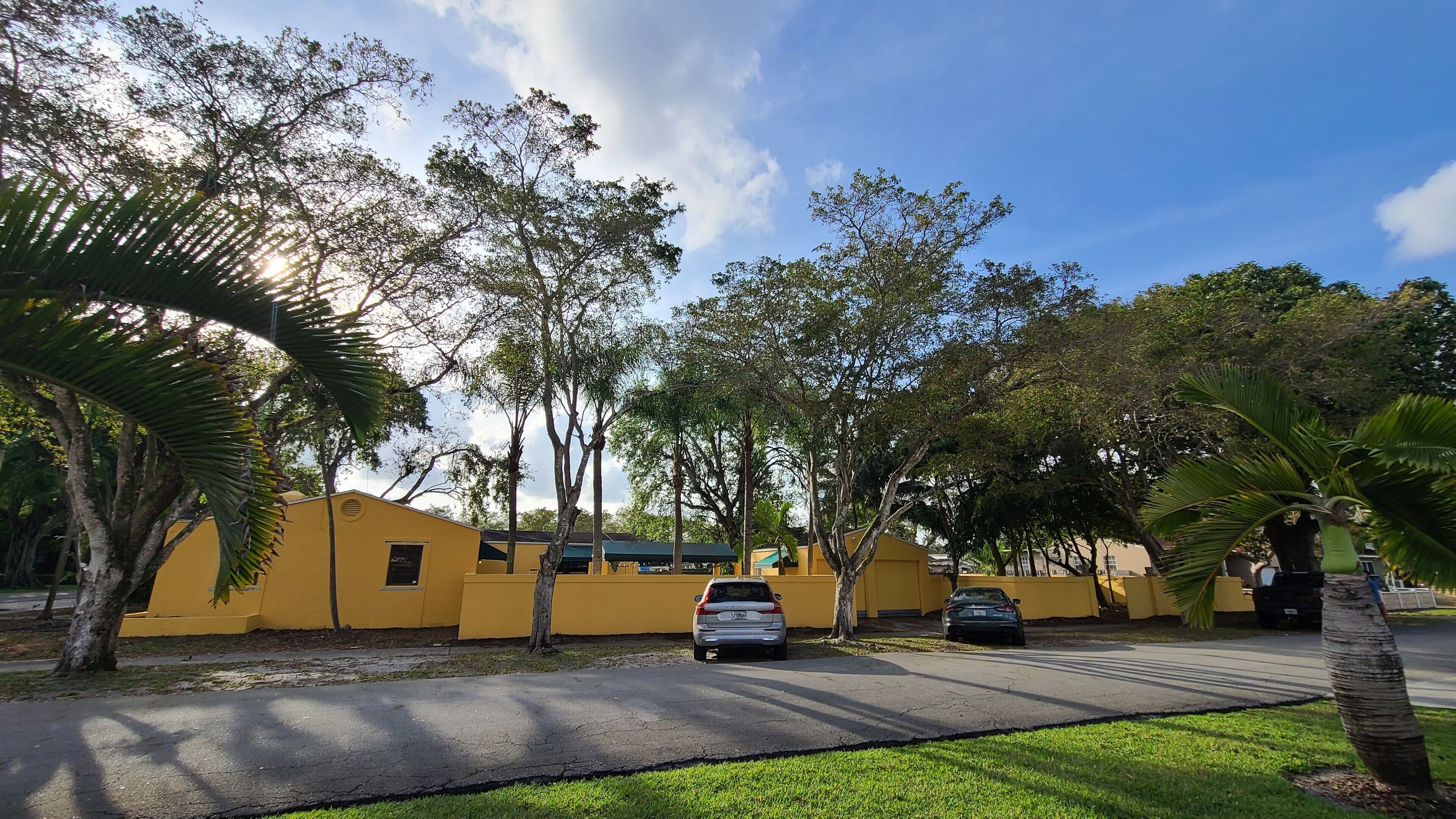 Beautiful Miami GUEST HOUSE close to the airport and golf course.
