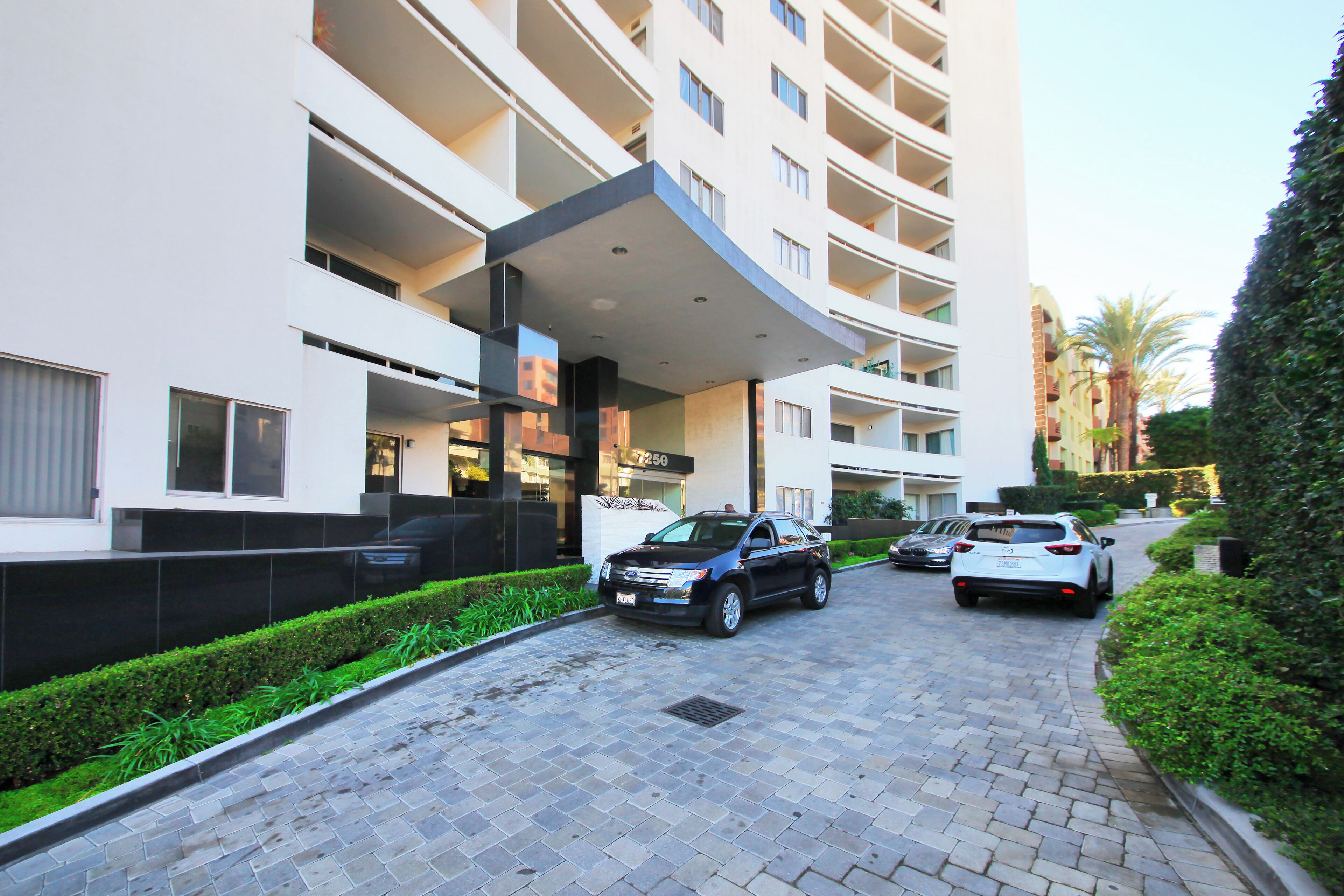 1 BD/HWD HILLS/ENTOURAGE & RAY DONOVAN CONDO / STUNNING VIEWS/FT FRM RUNYON HIKE