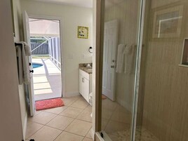 Ein Badezimmer mit Dusche, Toilette und Waschbecken.