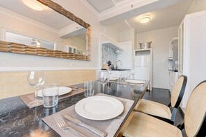 Dining - WorldMark Inn at the Park - 2 Bedroom Deluxe Two Doubles (San Diego)