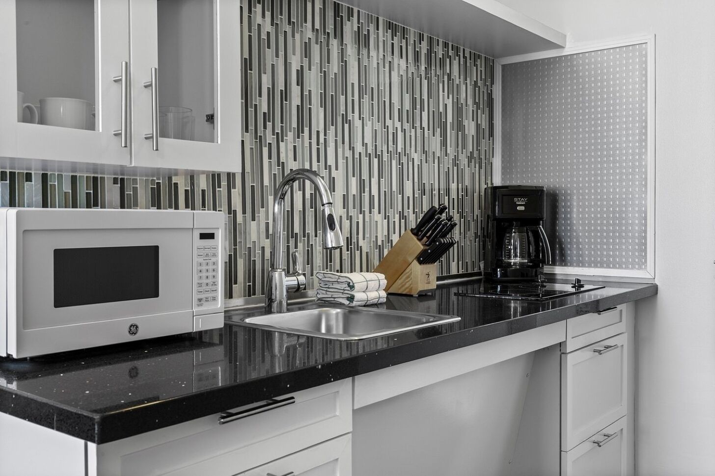 Coffee/tea maker, fridge, microwave, stovetop