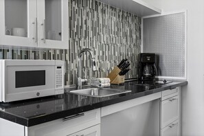 Coffee/tea maker, fridge, microwave, stovetop