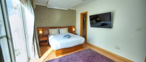 3 slaapkamers, een strijkplank/strijkijzer, gratis wifi, beddengoed