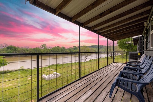 Brazos River Treehouse: 
Waterfront/Outdoor Activities/Firepit/Hammock/Pets