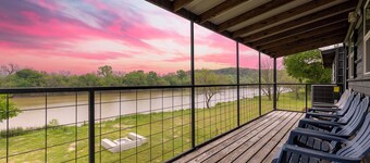 Brazos River Treehouse:
Waterfront/Outdoor Activities/Firepit/Hammock/Pets