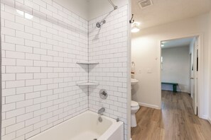 Shower, hair dryer, towels, soap - Brazos River Treehouse: 
Waterfront/Outdoor Activities/Firepit/Hammock/Pets (Weatherford)