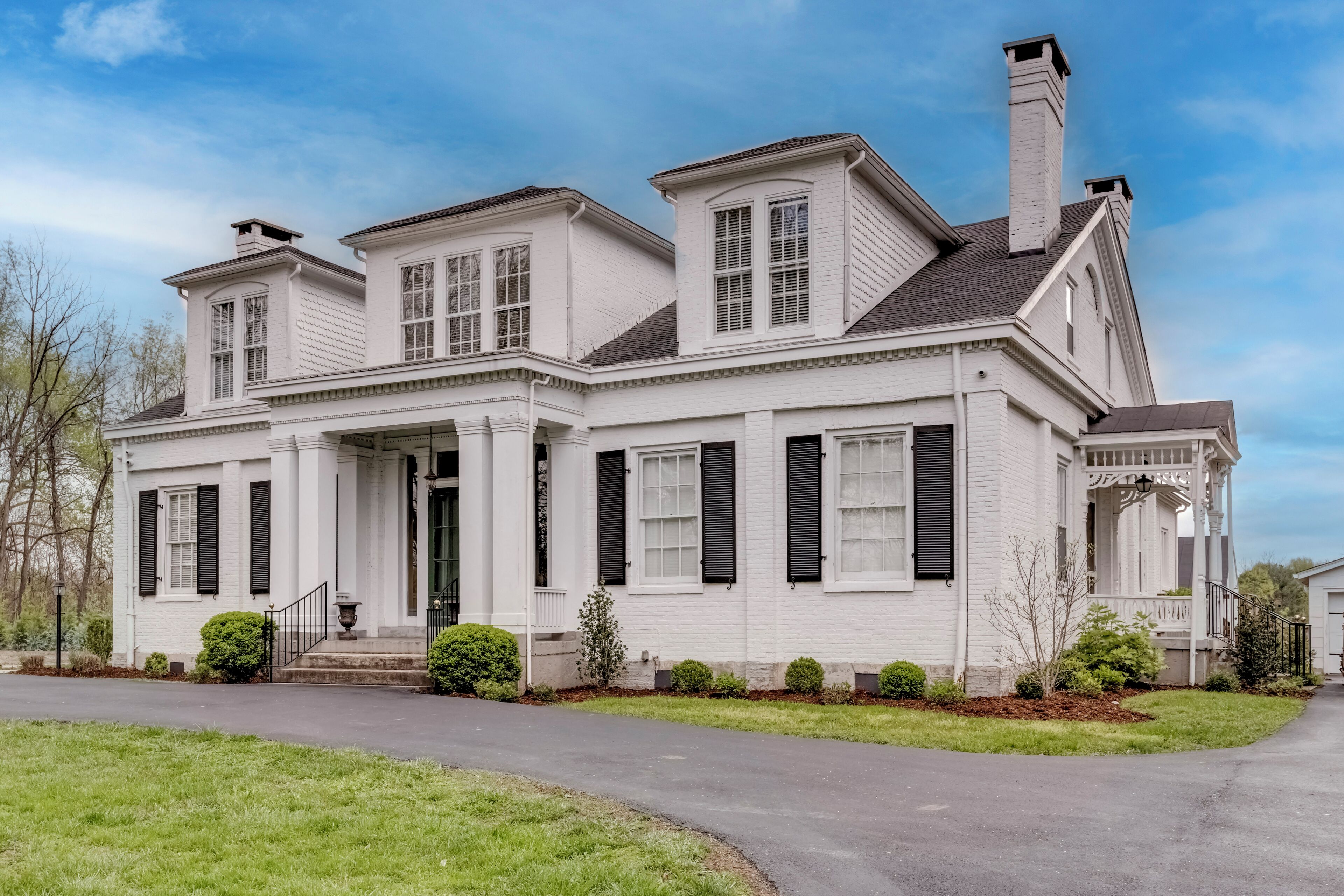 The Manhattan Manor in Bardstown, Kentucky is minutes from the Bourbon Trail.