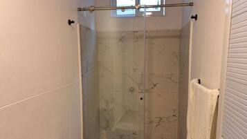 Douche, douche hydromassante, serviettes fournies, savon