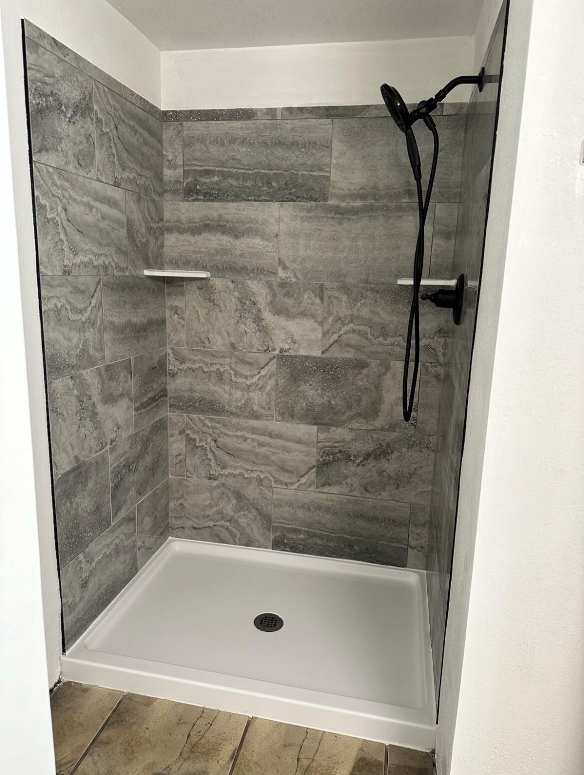 Douche, sèche-cheveux, serviettes fournies, savon